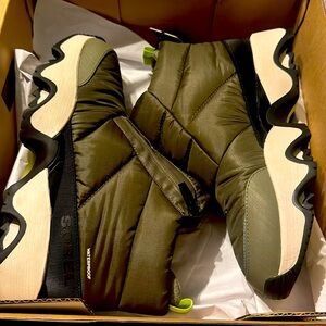 Use Sorel
Women's Kinetic Impact Puffy Waterproof Zip Booties size 10 like new